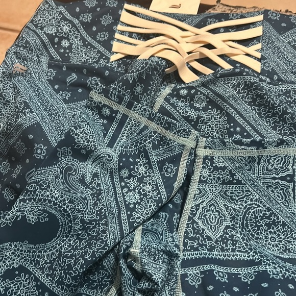 NWT Boost PowerHold® High-Waisted 7/8 Legging size Large Blue Bandana/Tapioca - Picture 7 of 9